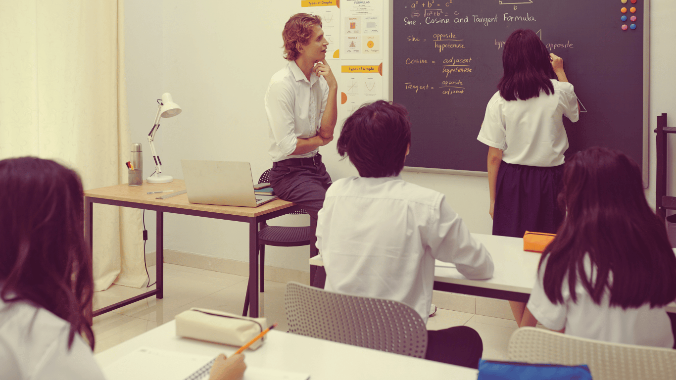 un professeur avec ses élèves dans une classe de mathématiques