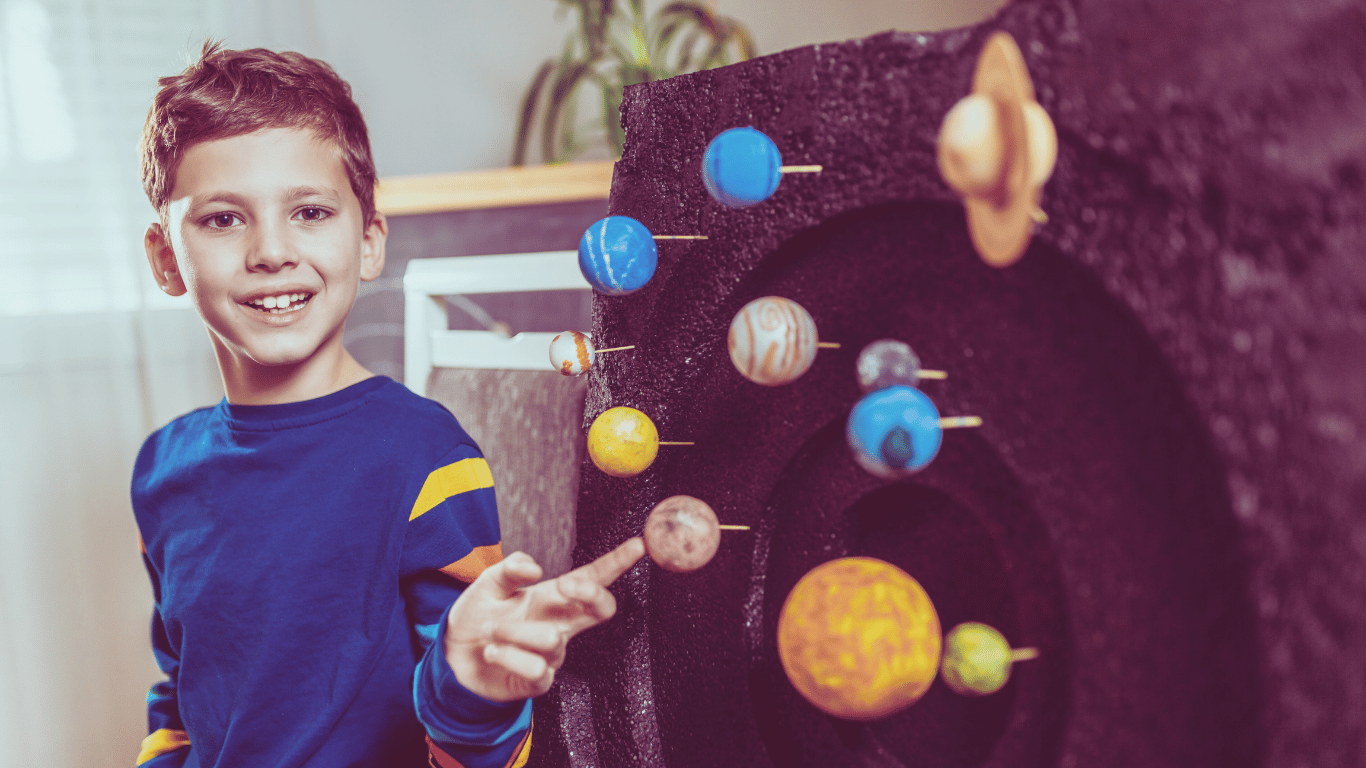 élève présentant un projet de science