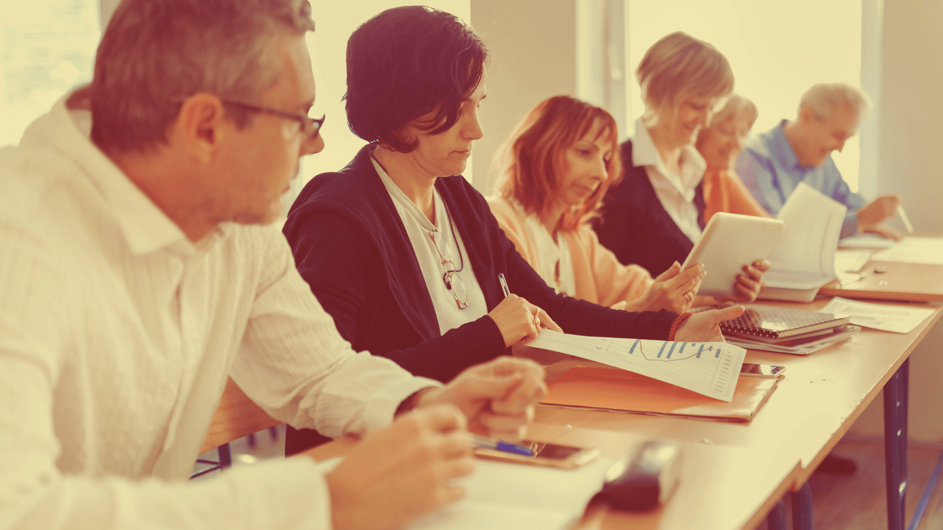 un groupe d'adultes en formation dans une salle