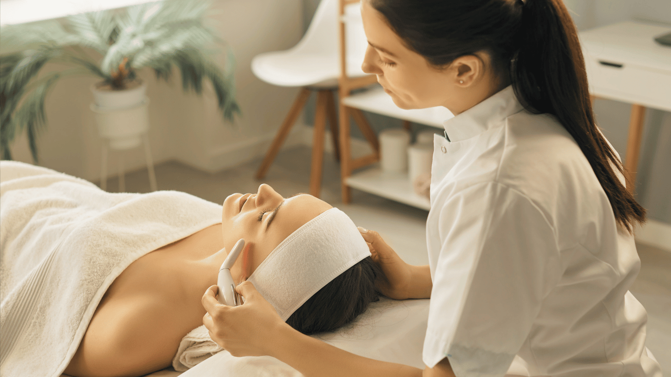 esthéticienne faisant un soin du visage