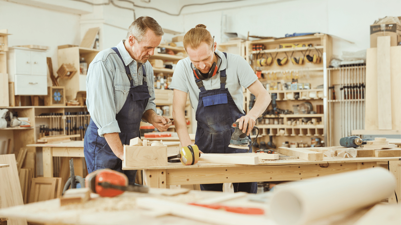 menuisier et son apprenti en CAP menuisier fabricant