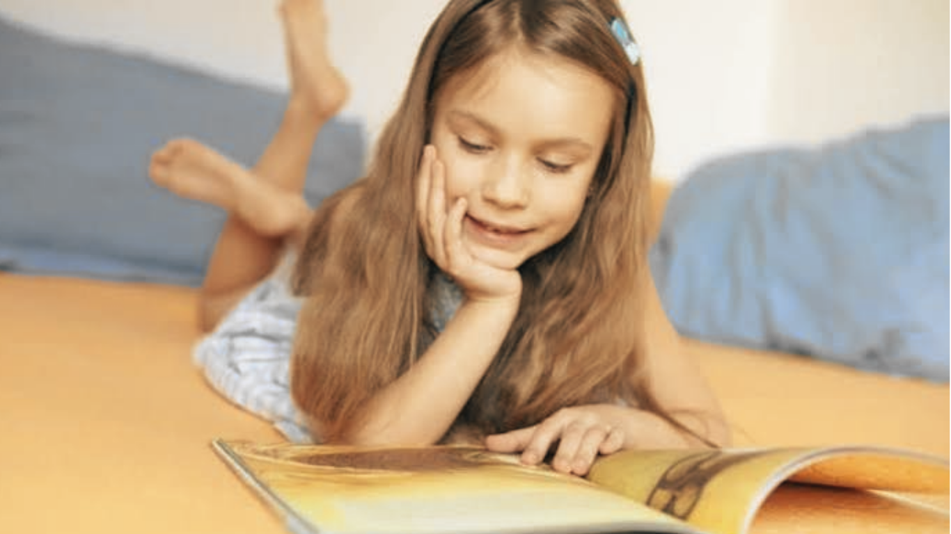 élève de cp lisant un livre à l'école